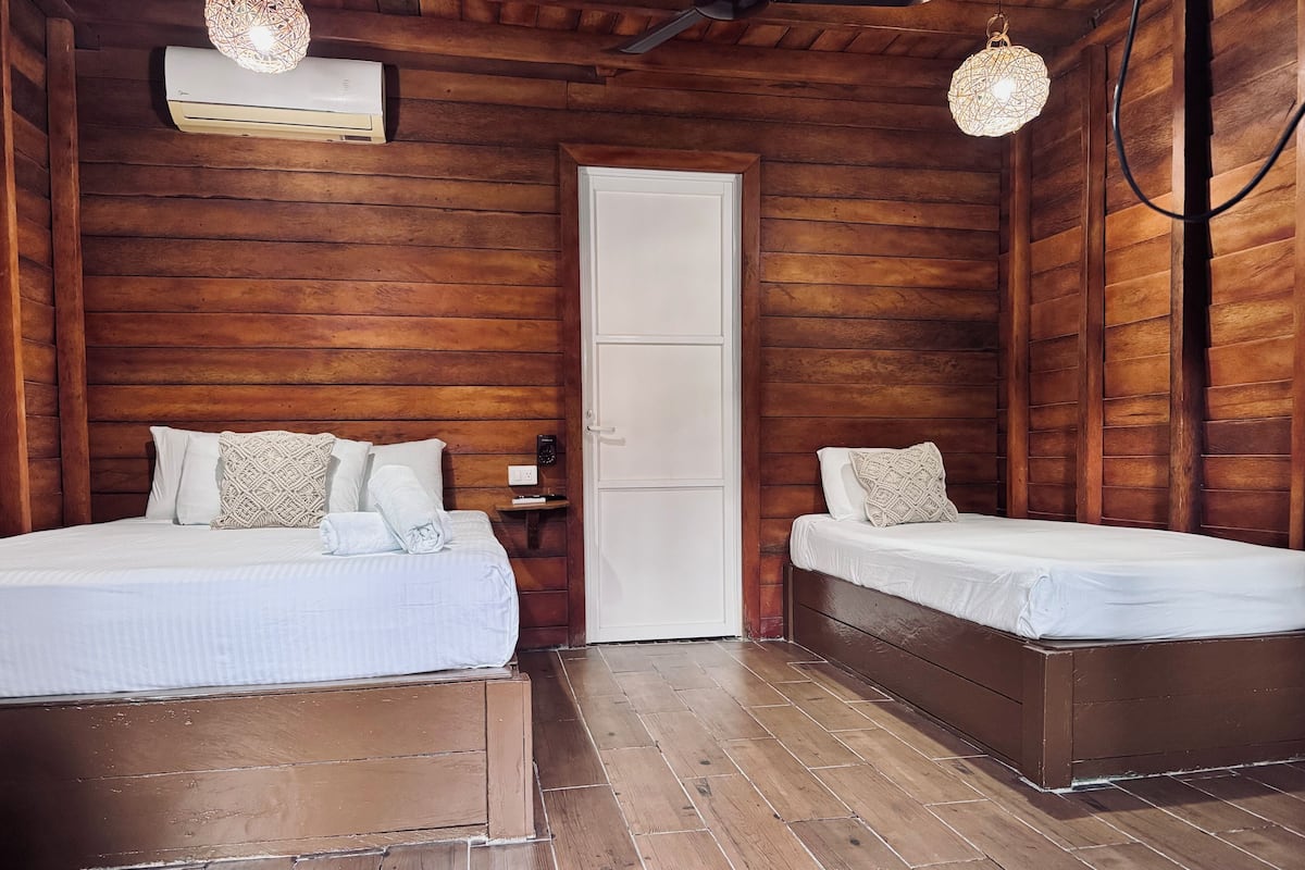 Chambre Triple | Coffres-forts dans les chambres, Wi-Fi gratuit, draps fournis