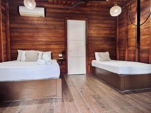 Kolmen hengen huone | Tallelokero huoneessa, ilmainen Wi-Fi, vuodevaatteet