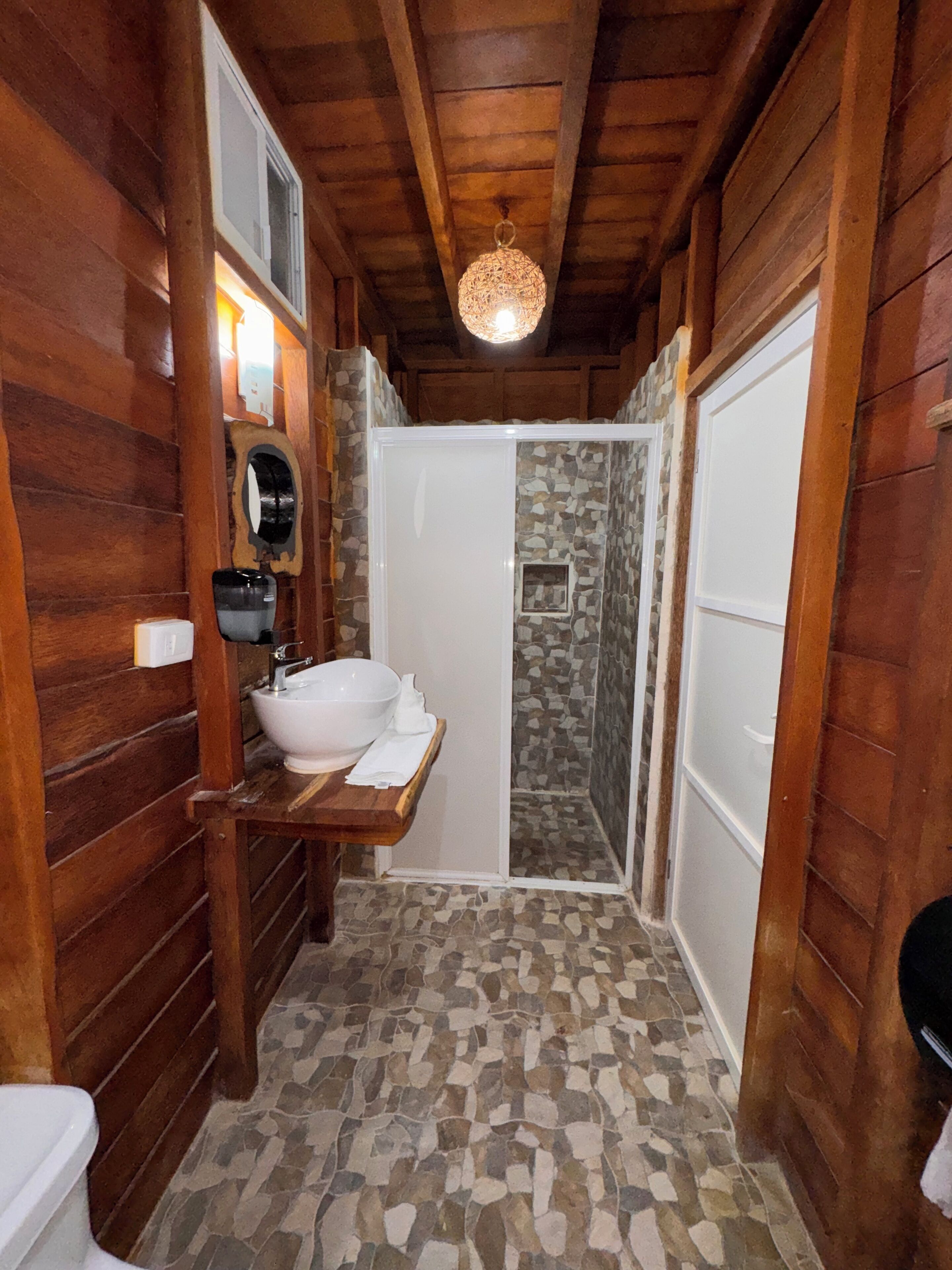 Driepersoonskamer | Badkamer | Een douche, een haardroger, vloerverwarming, handdoeken