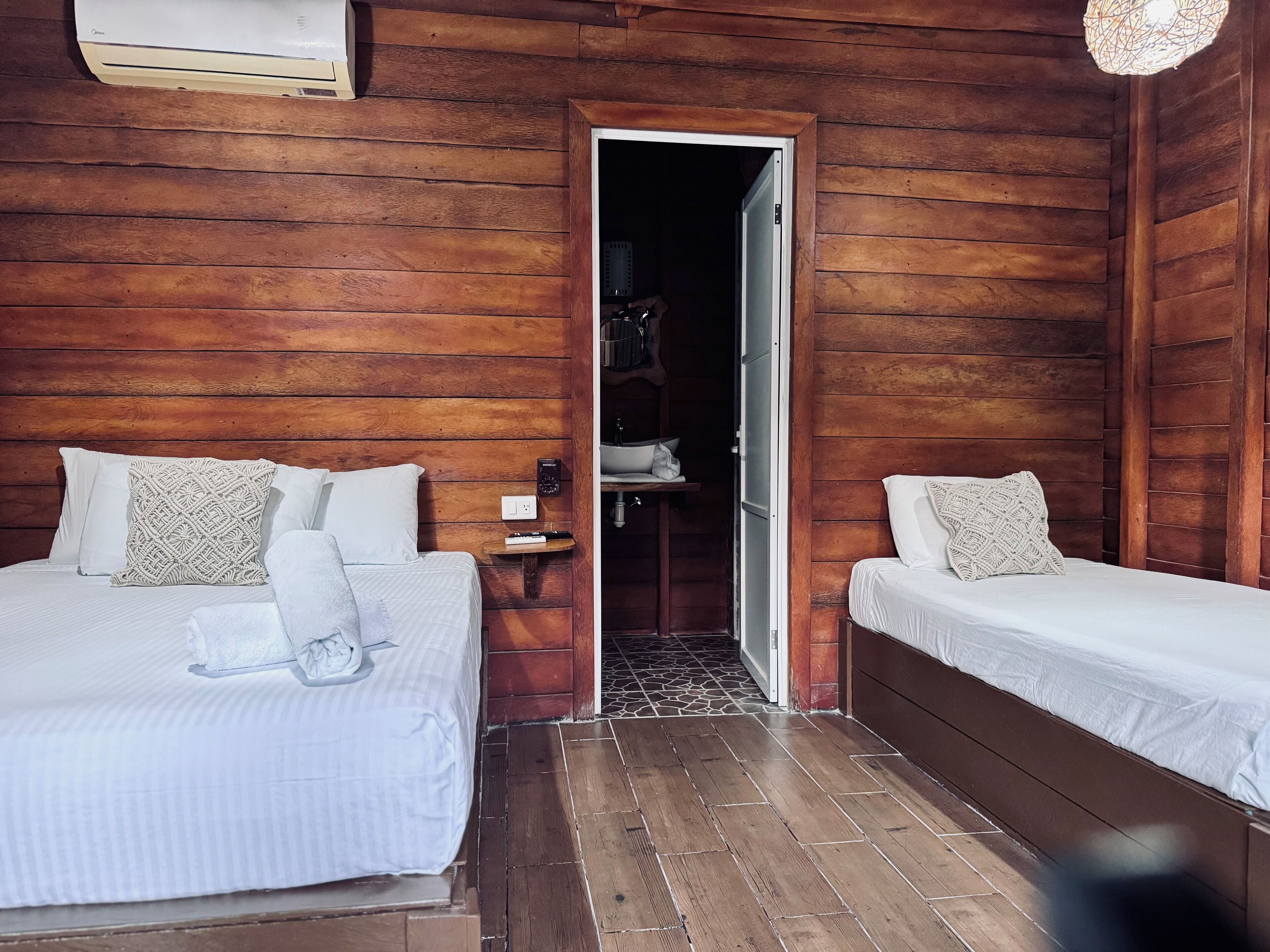 Habitació triple | Caixa forta a l'habitació, wifi gratuïta i roba de llit 