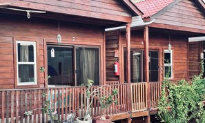 Room with king-size bed | ตู้นิรภัยในห้องพัก, Wi-Fi ฟรี, ผ้าปูที่นอน