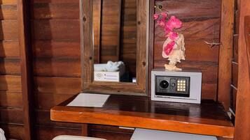 Triple Room | In-room safe, free WiFi, bed sheets