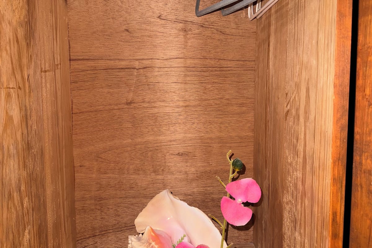 Suite with king-size bed | Coffres-forts dans les chambres, Wi-Fi gratuit, draps fournis