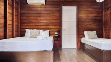 Habitación triple | Caja de seguridad en la habitación, wifi gratis y ropa de cama