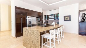 Fridge, microwave, stovetop, dishwasher