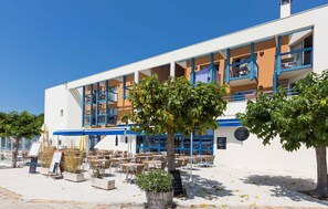 Outdoor dining - Studio Avec Balcon Privé | Accès Piscine (Hourtin)