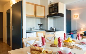 Four à micro-ondes, surface de cuisson, lave-vaisselle