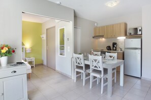 Interior - Apparts Rénovés à 400m de la Plage | Accès Piscine (La Londe les Maures)