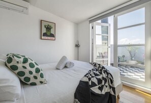 2 bedrooms, desk