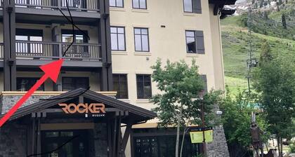Prime location inside Palisades Village. Steps to Gondola. 1 Bdrm -sleeps 4