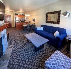 TV, fireplace, DVD player - Prime location inside Palisades Village.  Steps to Gondola. 1 Bdrm -sleeps 4 (Olympic Valley)