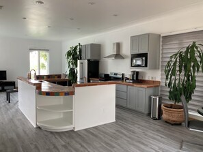 Refrigerador, microondas, horno, placa de cocina