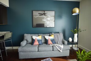 Chambre Signature | Salle de séjour | Télévision LCD de 43 pouces avec chaînes par câble, télévision, Netflix