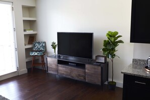 Signature Room | Living room | 43-inch LCD TV with cable channels, TV, Netflix - OLIVER 12 South (Nashville)