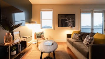 Premium Room | Living room | 43-inch LCD TV with cable channels, TV, Netflix