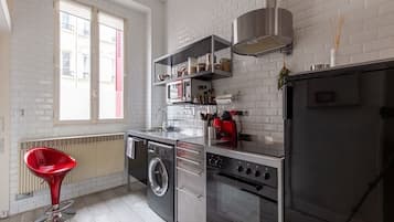 Frigorífico, microondas, horno y placa de cocina