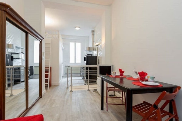 The Eiffel tower is a short 13mn walk from the flat which is close to everything