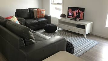 Townhouse | Ruang keluarga | Televisi layar datar 42-inci dengan saluran TV digital, TV, dan Netflix