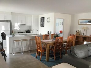 Dining room - Discover Beach Retreat (Warilla)