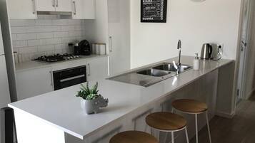 Lemari es, microwave, oven, dan kompor