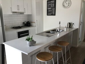 Fridge, microwave, oven, stovetop - Discover Beach Retreat (Warilla)