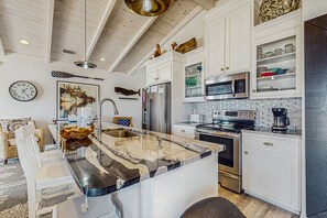 Jääkaappi, mikroaaltouuni, uuni, liesi