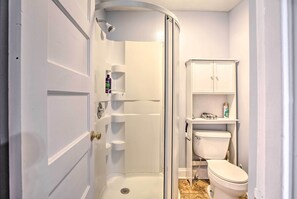 Kostenlose Toilettenartikel, Haartrockner, Handtücher