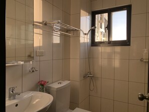 Ducha, artículos de tocador ecológicos, secador de pelo, pantuflas