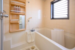 2ベッドルーム アパートメント | バスルーム | 個別の浴槽とシャワー、バスアメニティ (無料)、ヘアドライヤー、スリッパ