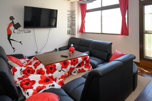 Apartamento, 2 habitaciones | Sala de estar | Una televisión, una consola de videojuegos