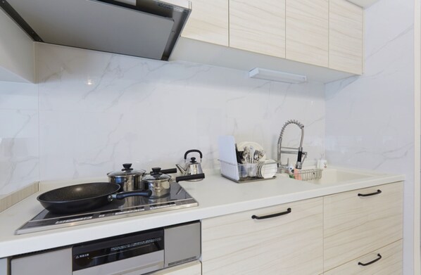 Standard Room | Private kitchen | Fridge, microwave, stovetop, electric kettle