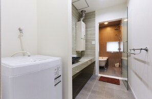 Habitación estándar | Servicios del cuarto de baño | Ducha y bañera combinadas y artículos de higiene personal gratuitos