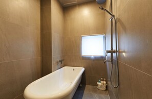 Habitación estándar | Baño | Tina con regadera, amenidades de baño gratuitas, secadora de cabello 