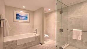Badewanne, Haartrockner, Handtücher, Seife