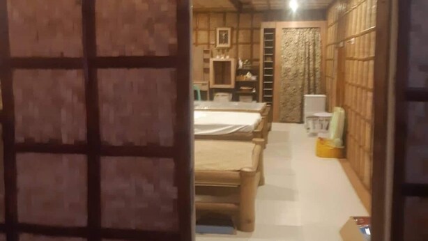 Quarto com cama, escrivaninha e cadeira. Há um quadro na parede.