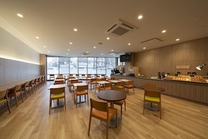 Desayuno continental (JPY 700 por persona)