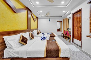 Habitación cuádruple superior | Ropa de cama de alta calidad, colchones viscoelásticos, caja fuerte