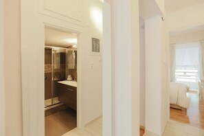 2 bedrooms, iron/ironing board, WiFi, bed sheets - Freshly Refurbished flat, in Central Koukaki (Athina)