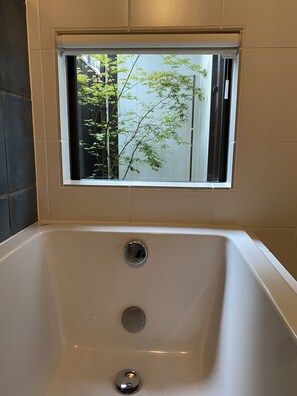 Private Vacation Home | Deep-soaking bathtub