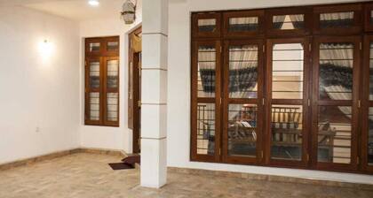Luxurious modern 2 BR home with complimentary breakfast