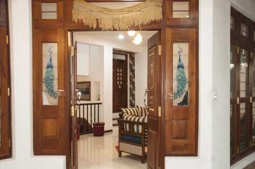 Luxurious modern 2 BR home with complimentary breakfast