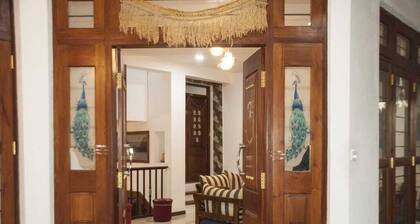 Luxurious modern 2 BR home with complimentary breakfast