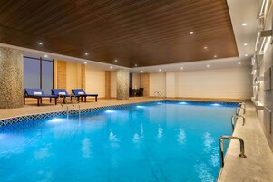 Una piscina cubierta, tumbonas