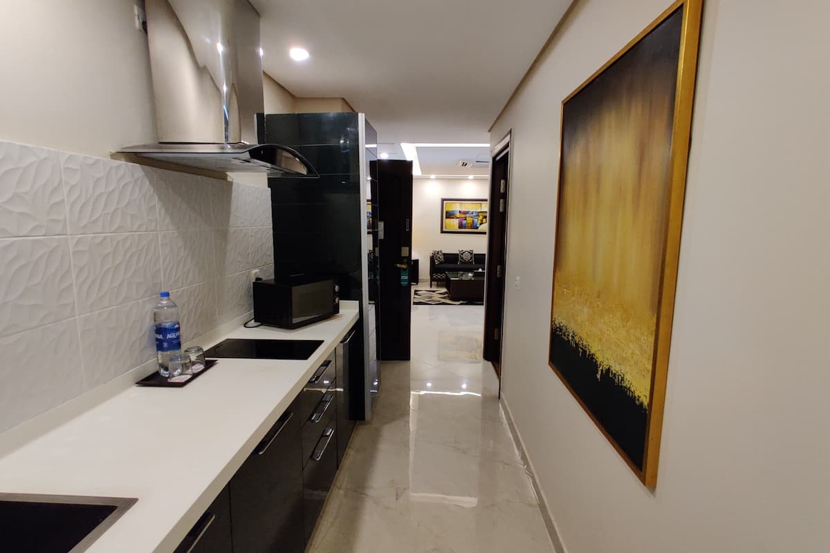 royal suite, multiple beds, smoking | in-room dining