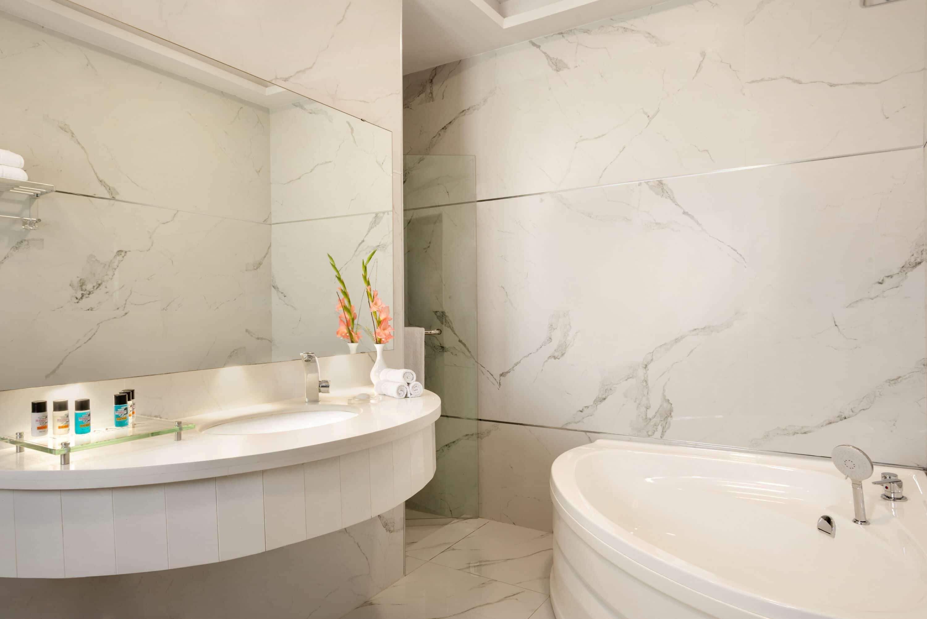 business suite, 1 king bed, non smoking | minibar, in-room safe, individually decorated, individually furnished