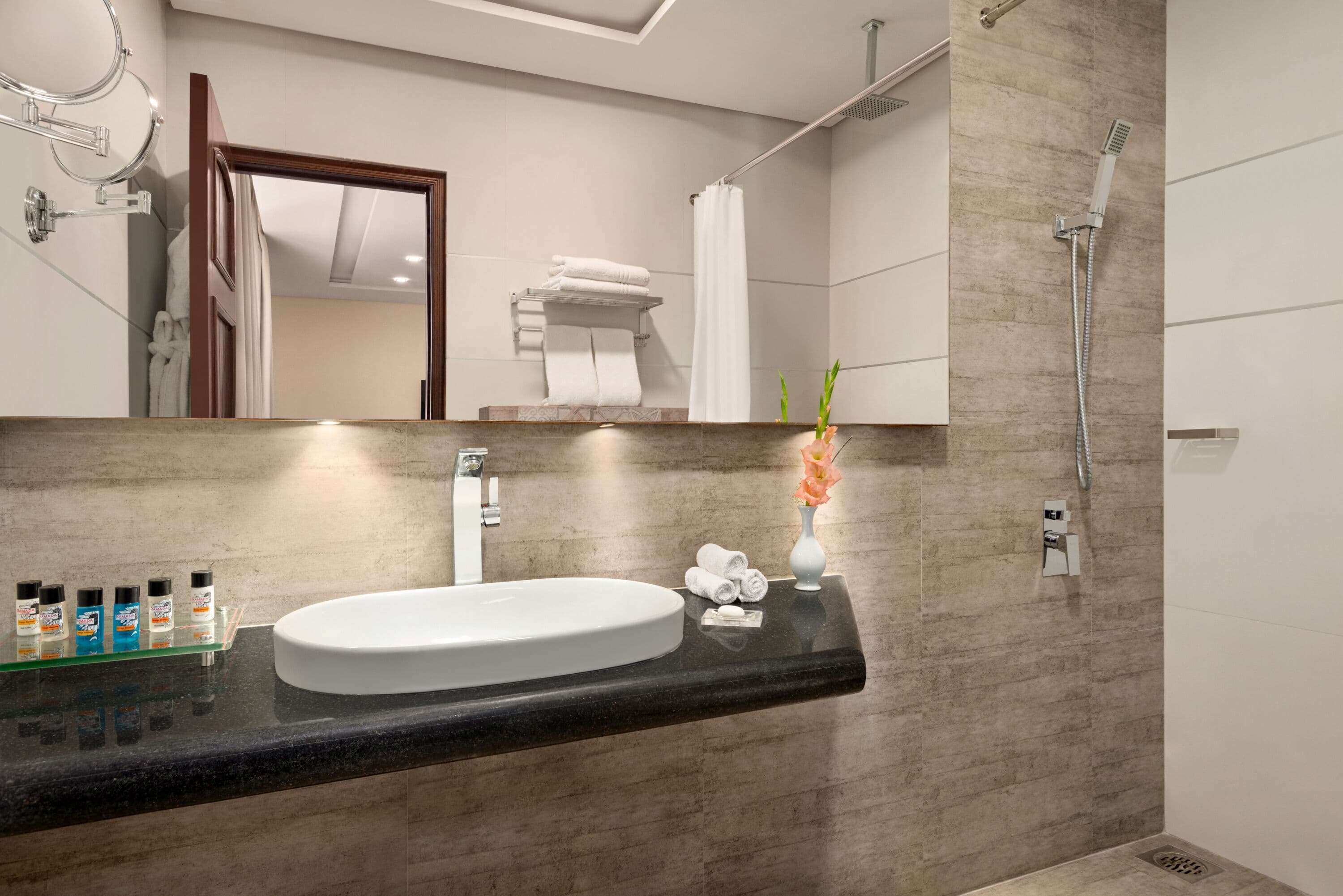 deluxe room, 1 king bed, non smoking | bathroom | free toiletries, hair dryer, bathrobes, slippers