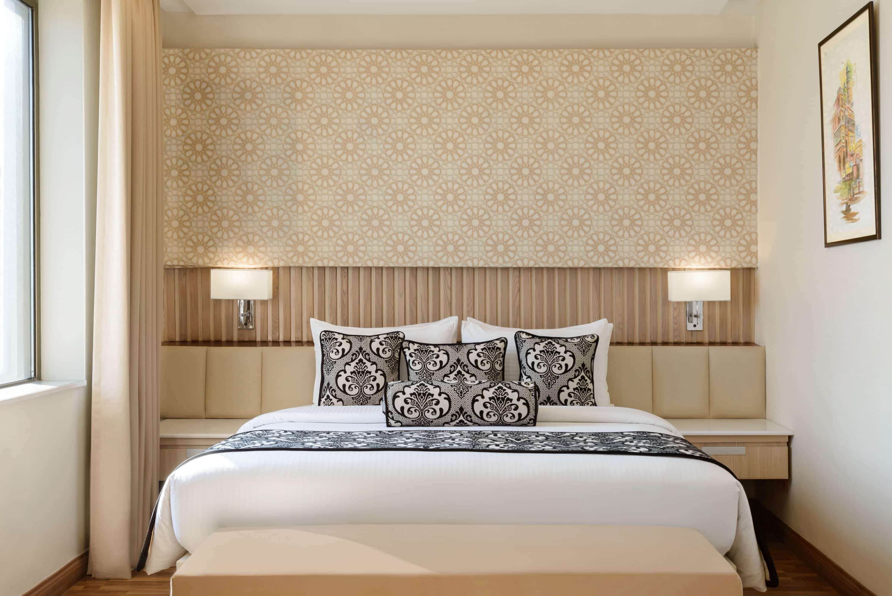 deluxe room, 1 king bed, non smoking | minibar, in-room safe, individually decorated, individually furnished