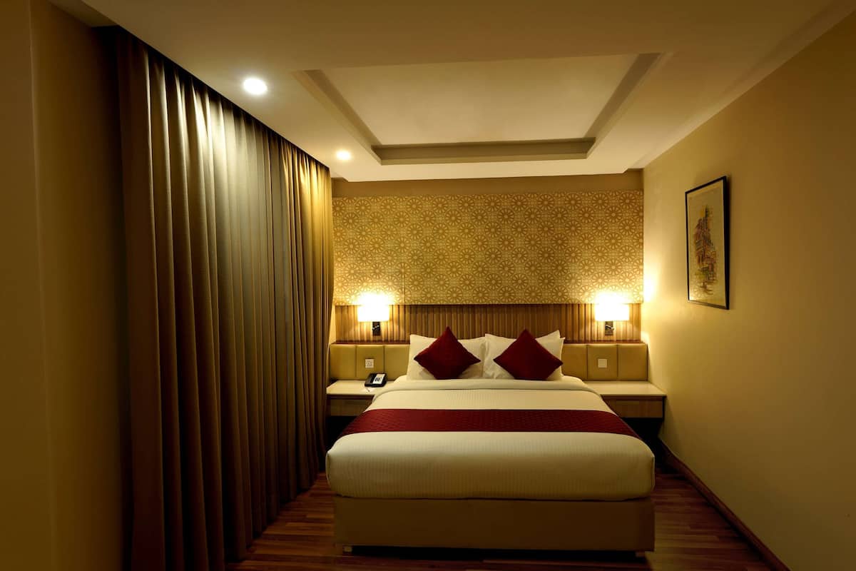 deluxe room, 1 king bed, smoking | minibar, in-room safe, individually decorated, individually furnished