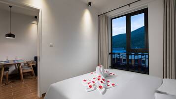 Suite, 1 King-Bett, Nichtraucher | Wohnbereich | Flachbildfernseher