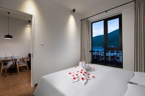 Suite, 1 King-Bett, Nichtraucher | Wohnbereich | Flachbildfernseher